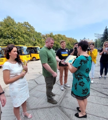 У Полтаві представники обласної влади передали ключі від семи шкільних автобусів директорам шкіл з різних громад області