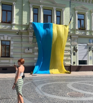 У Чернівцях на фасаді РАГСу розмістили величезний український прапор