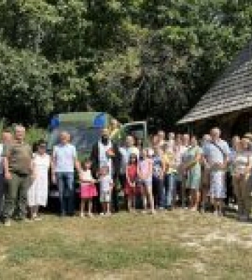 Парафія УГКЦ у Пирогові передала автомобіль швидкої допомоги на фронт