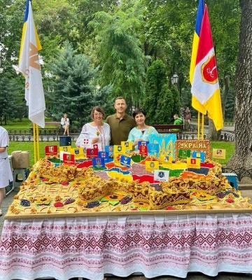 Захисникам України передали святковий одеський коровай