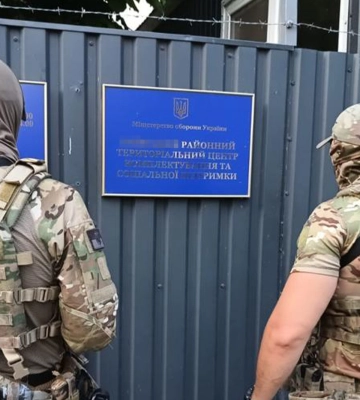 Служба безопасности задержала четырех военных чиновников, зарабатывавших на уклонистах