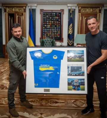 Шевченко привіз Зеленському футболку, яку підписали учасники благодійного матчу у Лондоні