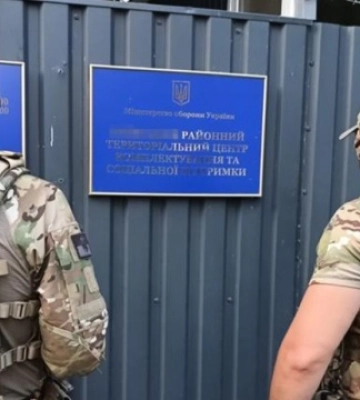 СБУ затримала чотирьох військових чиновників, які заробляли на ухилянтах