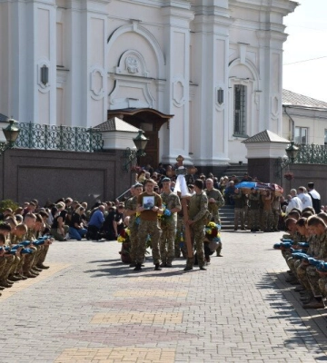 У липні відзначив 31 рік: у Луцьк «на щиті» привезли тіло капітана поліції Романа Гіренка. Відео