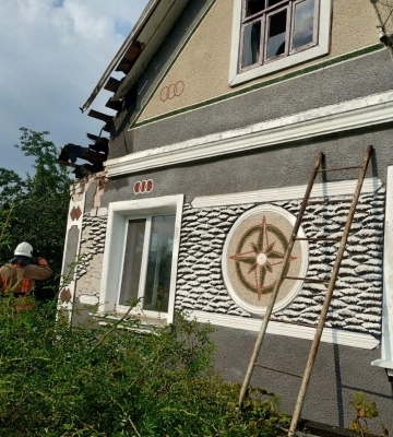 На Волині блискавка влучила в будинок