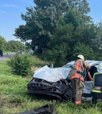 Страшна аварія на Волині: водія деблокували із розтрощеного авто, троє постраждалих у лікарні