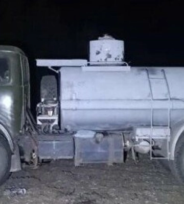 На Одещині вантажівка наїхала на тракториста у полі