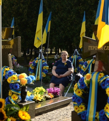 Соняшники для Героїв: у Рівному поклали квіти на могили захисників