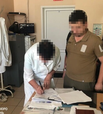 На Київщині очільниця ВЛК “списала” пів сотні ухилянтів за понад 10 млн грн хабарів