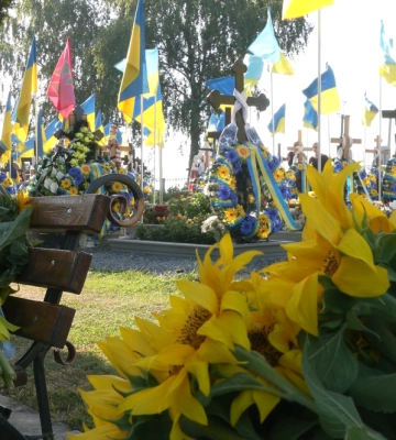 Соняшники для Героїв: у Рівному поклали квіти на могили захисників