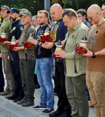 Молитва та хвилина мовчання: Дніпро вшановує пам’ять полеглих українських захисників