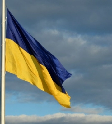 Поблизу Антонівського моста на лівому березі Дніпра підняли український прапор