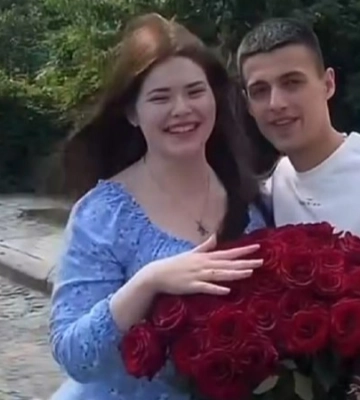 Біля Луцького замку хлопець освідчився своїй коханій