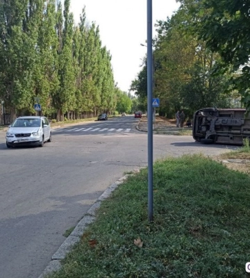 У Миколаєві автомобіль перевернув мікроавтобус