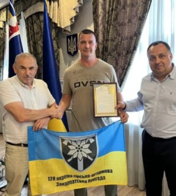 Депутат обласної ради Олексій Іванчо отримав подяку і бойовий прапор від військових 128-ї бригади