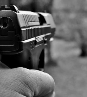 В Днепре слышали выстрелы: полицейские стреляли в мужчину, он погиб - видео