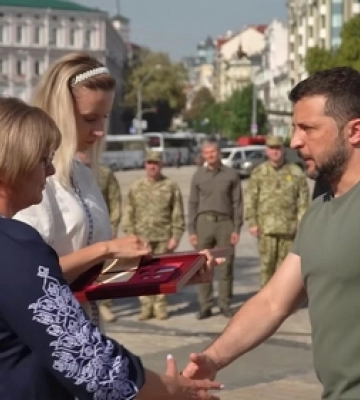 Герой України посмертно: родині загиблого льотчика з Луцька Євгена Лисенка вручили орден «Золота Зірка» 