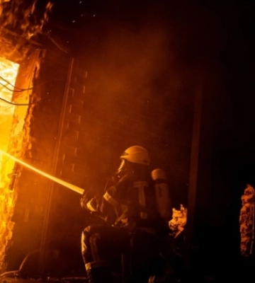 На Київщині внаслідок падіння уламків ракети виникла пожежа