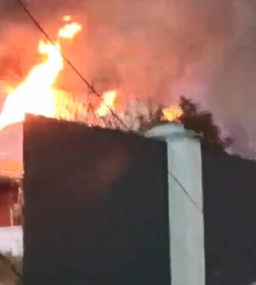 Внаслідок падіння уламків ракети на Київщині почалася пожежа. ВIДЕО