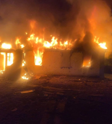 В Киевской области обломки ракет повредили дома и упали на кладбище: вспыхнул пожар. Фото