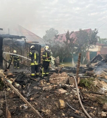В Киевской области обломки ракет повредили дома и упали на кладбище: вспыхнул пожар. Фото