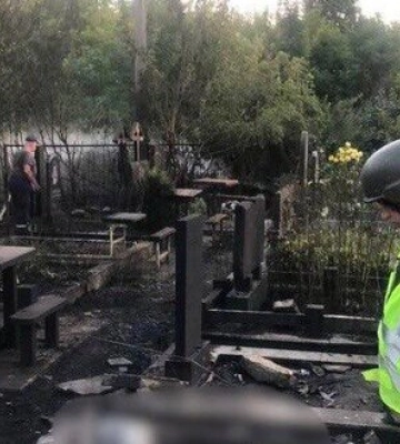 На Киевщине вследствие падения обломков ракеты повреждены дома и произошел пожар на кладбище
