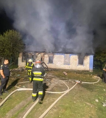 В Киевской области обломки ракет повредили дома и упали на кладбище: вспыхнул пожар. Фото
