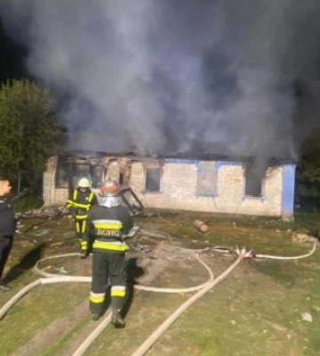 Повітряна атака: на Київщині уламки впали на приватні будинки та кладовище
