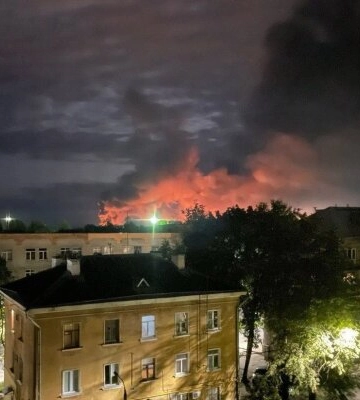 Пекельна ніч на росії: безпілотники накрили одразу 6 областей та Крим - горіли заводи, аеропорти та літаки. Фото, відео