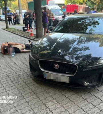 У Дніпрі поліцейський застрелив водія, який побив патрульних. Відео 18+