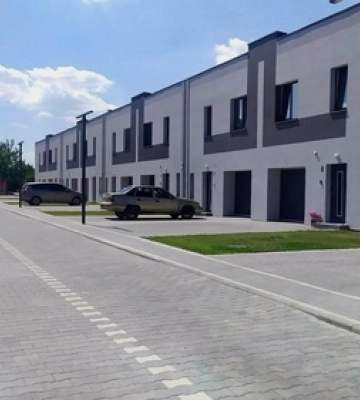 У Луцьку в промзоні на місці гаражів виросли незаконні таунхауси 