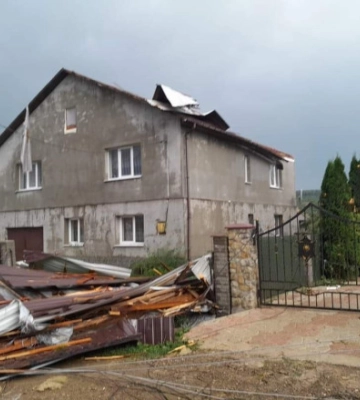 На Прикарпатье сильные дожди и ветер повредили крыши зданий
