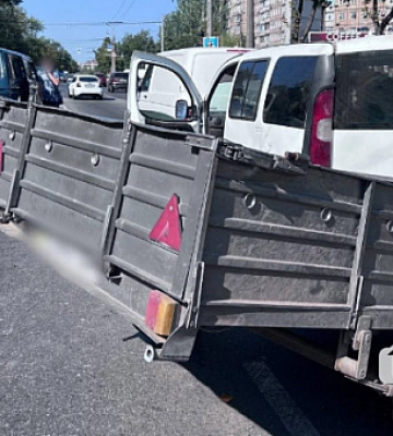 В Кривом Роге на светофоре столкнулись 3 автомобиля: детали