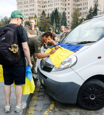 Машини, набиті “гуманітаркою”, передали військовим Харківщини