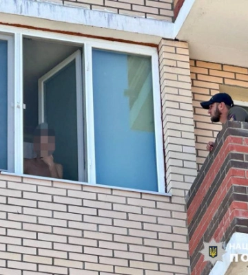 Мужчина в Одесской области угрозами удерживал в квартире женщину и ребенка: его задержали