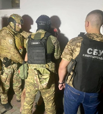 Оскорблял и плевал в военных: в Полтаве избили и задержали блогера-провокатора