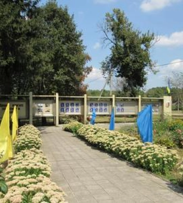 У Чорнухах на Полтавщині урочисто відкрили Дошку пам&#039;яті захисників України