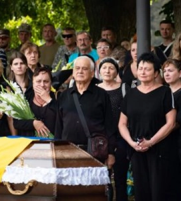 32-річного солдата Максима Плешу провели сьогодні в останню земну дорогу в Ужгороді