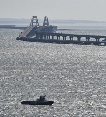 РФ не затапливала суда у Крымского моста: появились спутниковые снимки