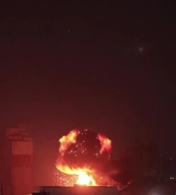 Попадание в &quot;Ашан&quot; в Киеве: момент удара по Левому берегу столицы. ВИДЕО