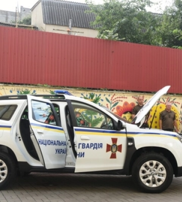 Луцьким гвардійцям передали і освятили нового джипа 