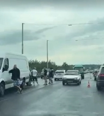 На мосту під Луцьком сталась аварія: рух ускладнено (відео)