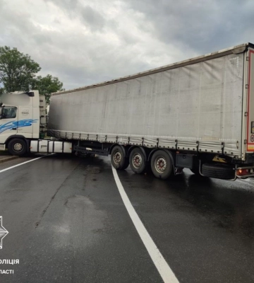 Біля населеного пункту Нагірне на автодорозі Київ - Чоп перекрито рух