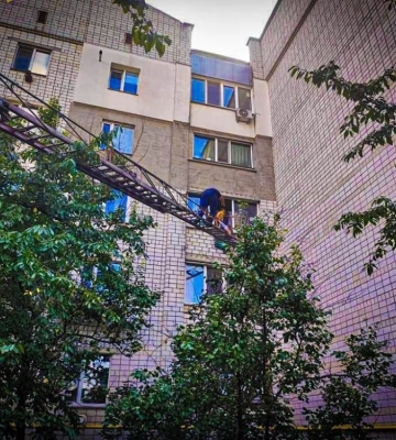 На Київщині вогнеборці врятували заблокованого у квартирі підлітка (ФОТО)