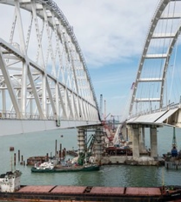 Россия поставила у Крымского моста &quot;баррикады&quot; против морских дронов: спутниковые фото
