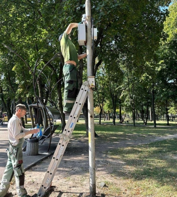 В Днепре в местах отдыха устанавливают светильники