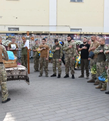 У липні відзначив 31 рік: у Луцьк «на щиті» привезли тіло капітана поліції Романа Гіренка. Відео