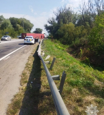 Траса перекрита у двох напрямках: біля Дубна перекинулась вантажівка