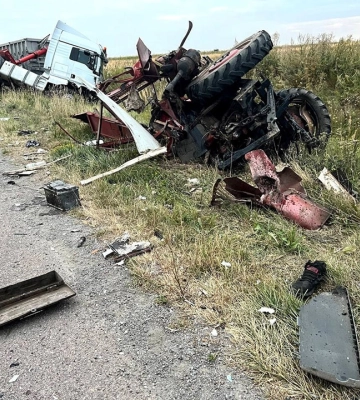 На Кореччині зіштовхнулися трактор та вантажівка: тракторист в реанімації. ФОТО