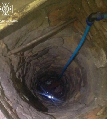 На Львівщині дівчинка випадково впала в колодязь глибиною близько 6 м